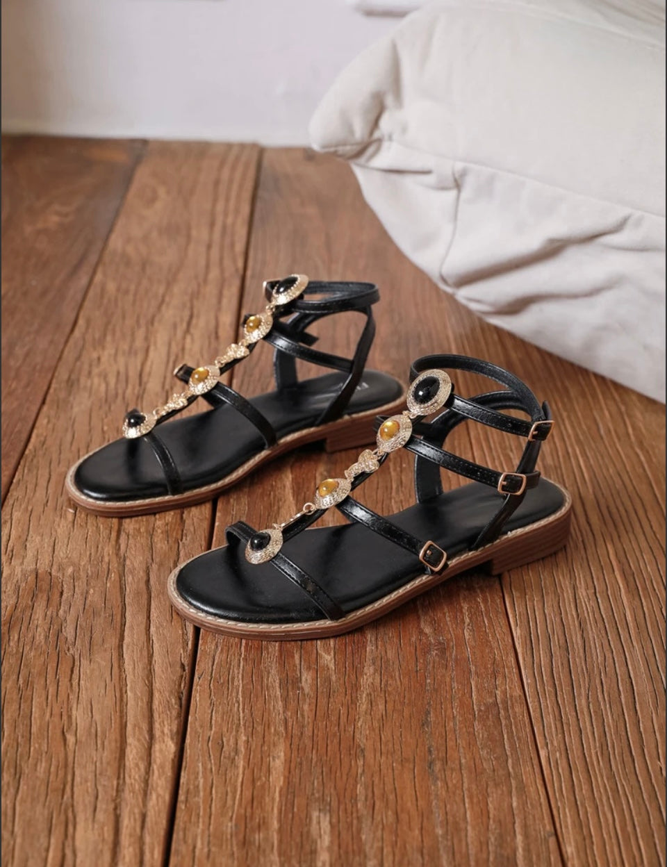 Sandales ornées bijoux dorés pierres colorées femme GABY