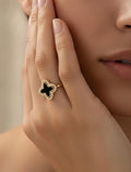 bague papillon femme acier inoxydable noir et blanc portée main
