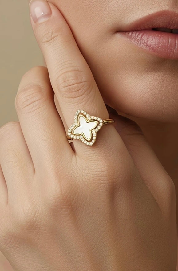 bague papillon femme acier inoxydable blanc portée doigt