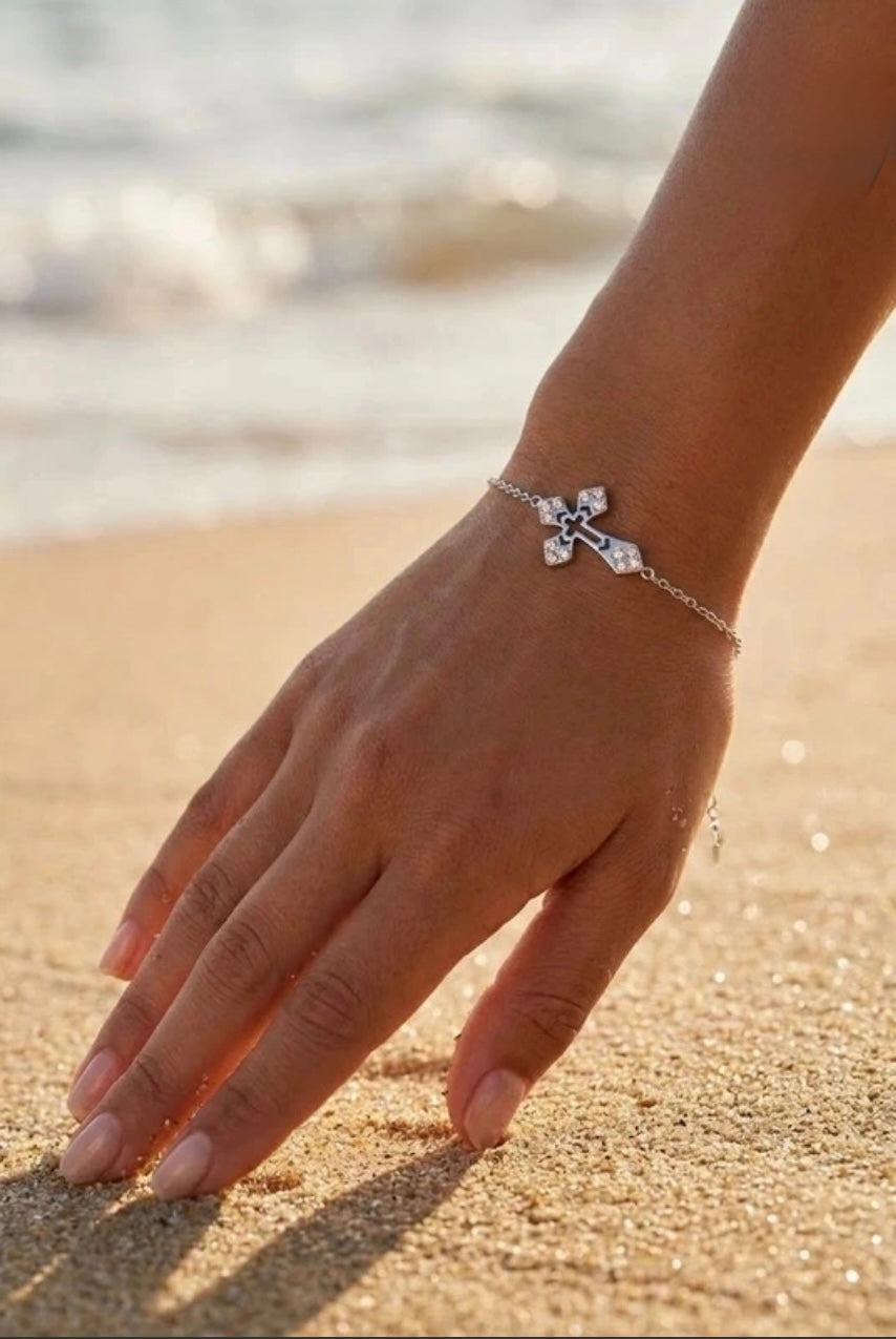 bracelet croix argenté femme détail chaîne fine